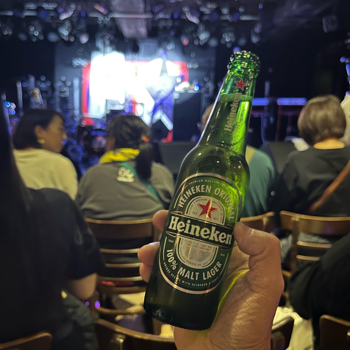 今宵はフライングキッズ デビュー35周年ライブ！やっぱりイスあり（笑）三列目真ん中あたりに。
往年のボーイズ&amp;ガールズたちで賑わってます☆ みんな始まったら立って踊ろうぜーと前説したくなるー
#フライングキッズ #flyingkids #ライブ #心斎橋janis #昨日つけ忘れてた日記の続きを書かなきゃ