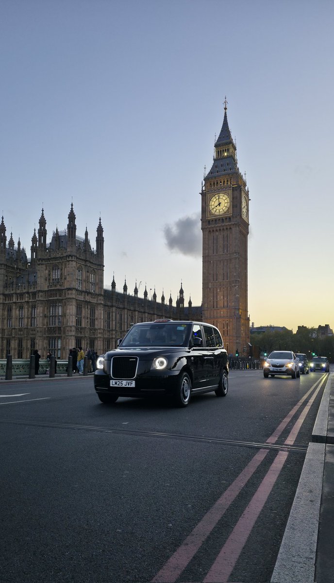 SexyHabibi247's tweet image. Love visiting the city

#bigben #mood #dusky