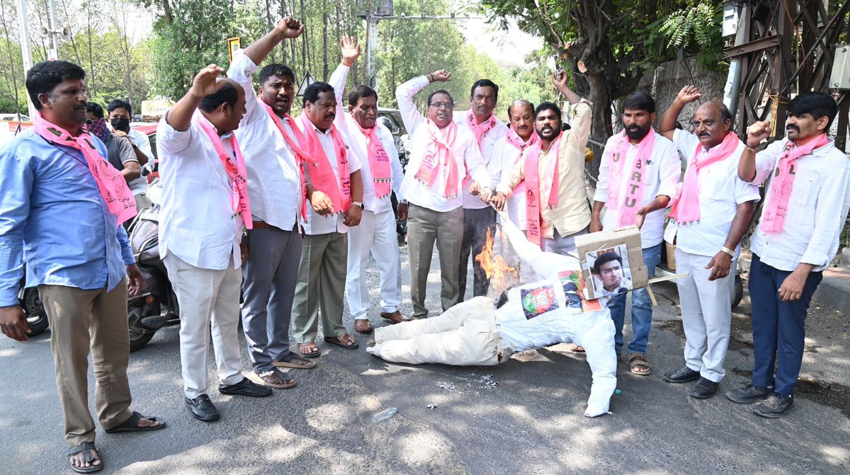 BRSparty's tweet photo. లోక్ సభలో నిన్న తెలంగాణ ఏర్పాటుపై అనుచిత వ్యాఖ్యలకు నిరసనగా తెలంగాణ భవన్ సమీపంలో బీజేపీ ఎంపీ తేజస్వి సూర్య దిష్టిబొమ్మ దగ్ధం చేసిన బీఆర్ఎస్ నాయకులు.

బీజేపీ ఎంపీలారా ఖబడ్దార్..!
డౌన్ డౌన్ బీజేపీ అంటూ నినాదాలు. 🔥

తెలంగాణ ప్రజలకు తక్షణమే క్షమాపణ చెప్పాలని డిమాండ్.

నిరసన కార్యక్రమంలో మాజీ కార్పొరేషన్ చైర్మన్ అల్లిపురం వెంకటేశ్వర్ రెడ్డి, మాజీ బీసీ కమిషన్ సభ్యుడు @kishorgoudtrs, బీఆర్ఎస్ కార్మిక విభాగం రాష్ట్ర అధ్యక్షుడు రాంబాబు యాదవ్,  మరియు పలువురు బీఆర్ఎస్ నాయకులు.