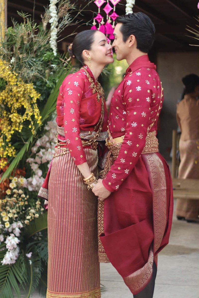 ณเดชน์ญาญ่าสวมชุดพื้นเมืองอีสานสีมงคล สีแดงครั่ง ผลงานอาจารย์วีรธรรม บรมครูหัตถศิลป์ผ้าไหมไทย 🙏🏻

facebook.com/share/p/1Bn7dZ…

#NYเขยนอร์เวย์สะใภ้ขอนแก่น