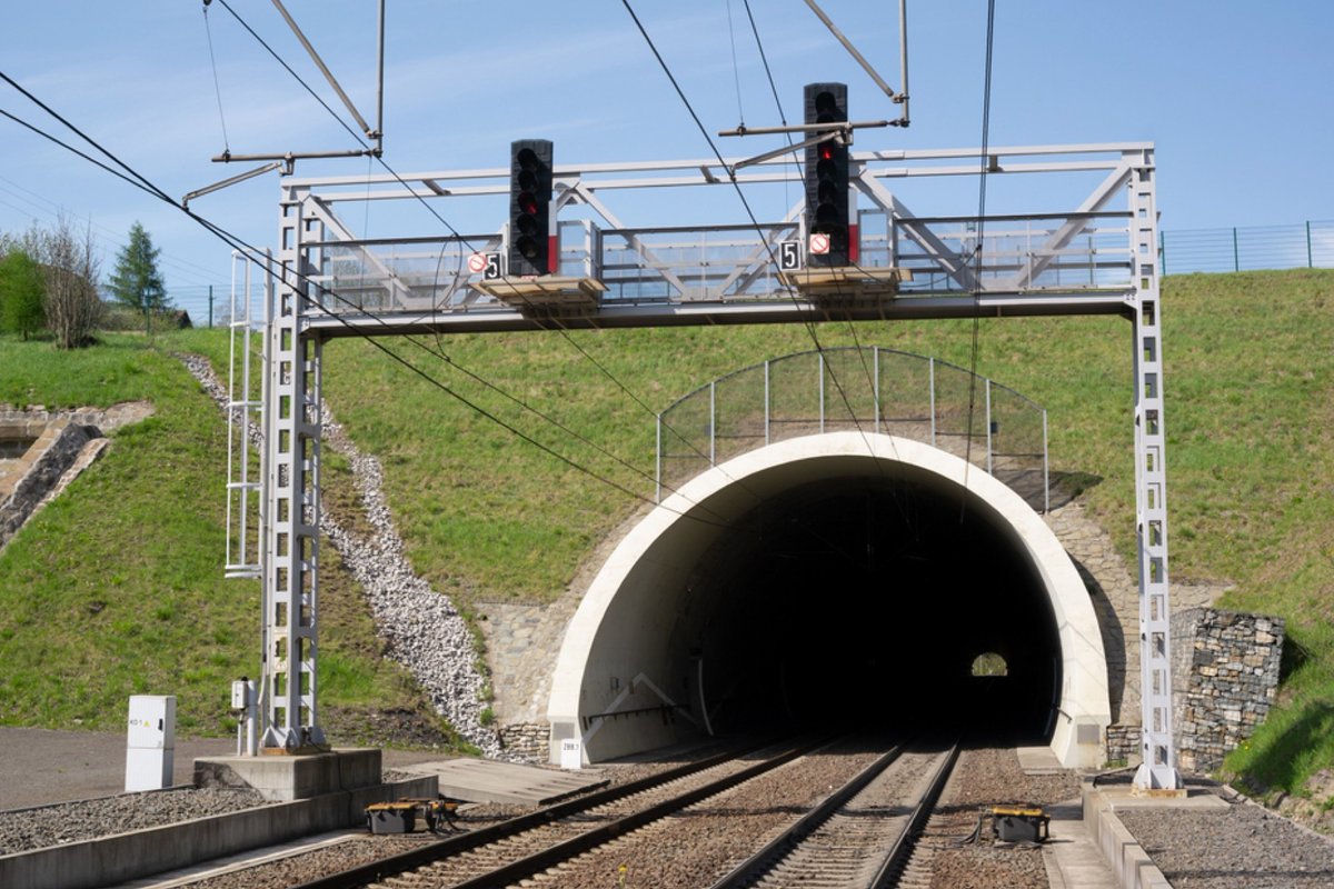 aceupdatemag's tweet image. 𝗥𝗶𝘀𝗵𝗶𝗸𝗲𝘀𝗵–𝗞𝗮𝗿𝗻𝗮𝗽𝗿𝗮𝘆𝗮𝗴 𝗿𝗮𝗶𝗹 𝗹𝗶𝗻𝗲 𝗽𝗿𝗼𝗷𝗲𝗰𝘁 𝗴𝗲𝗮𝗿𝗶𝗻𝗴 𝘂𝗽 𝗳𝗼𝗿 𝗰𝗼𝗺𝗽𝗹𝗲𝘁𝗶𝗼𝗻

Read More: aceupdate.com/rishikesh-karn…

#ACEUpdate #RishikeshKarnaprayag #RailProject #RailVikasNigam #TunnelEngineering #InfrastructureDevelopment