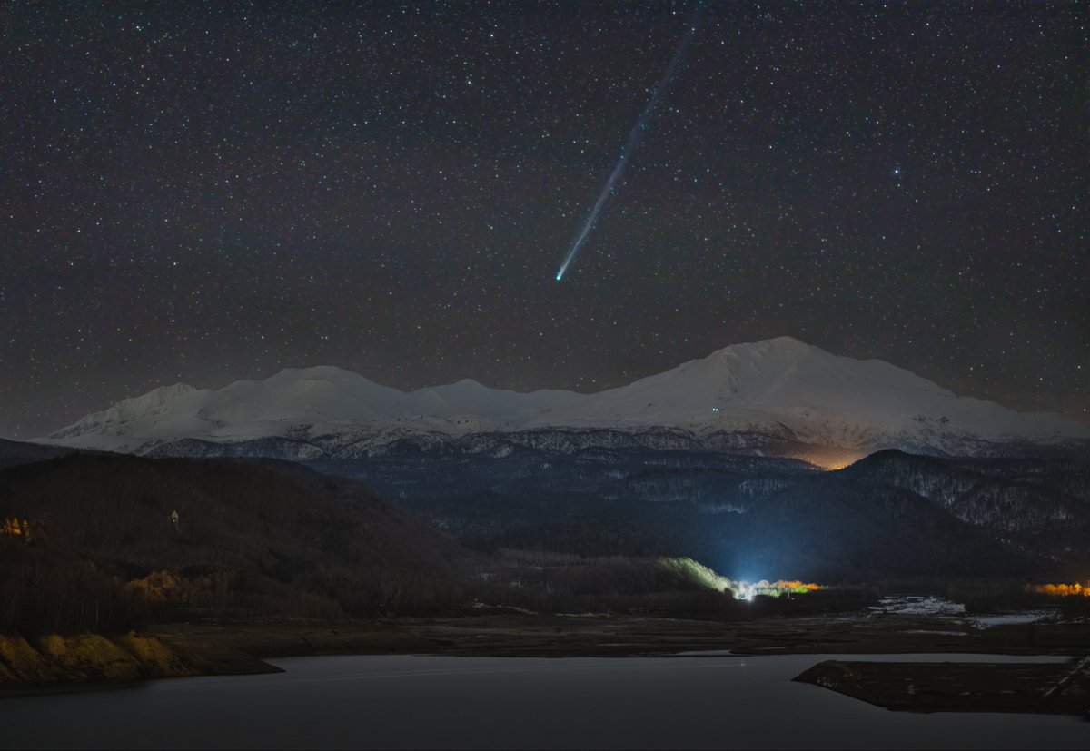 gibsonl00's tweet photo. C/2025 R3 パンスターズ彗星

右側の高い山は、北海道最高峰の旭岳🗻
麓で見る星空は最高🤩

#北海道が美しい 
#東京カメラ部 https://t.co/7wLdbDhJCB