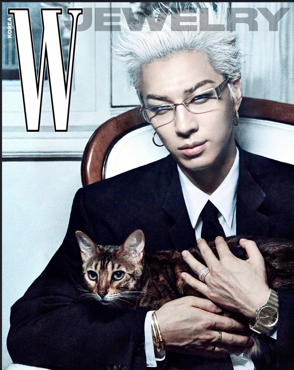 TheePopCore's tweet photo. TAEYANG looks smoking hot in Piaget as he graces the cover of W Korea. https://t.co/y6VsoyRAlr