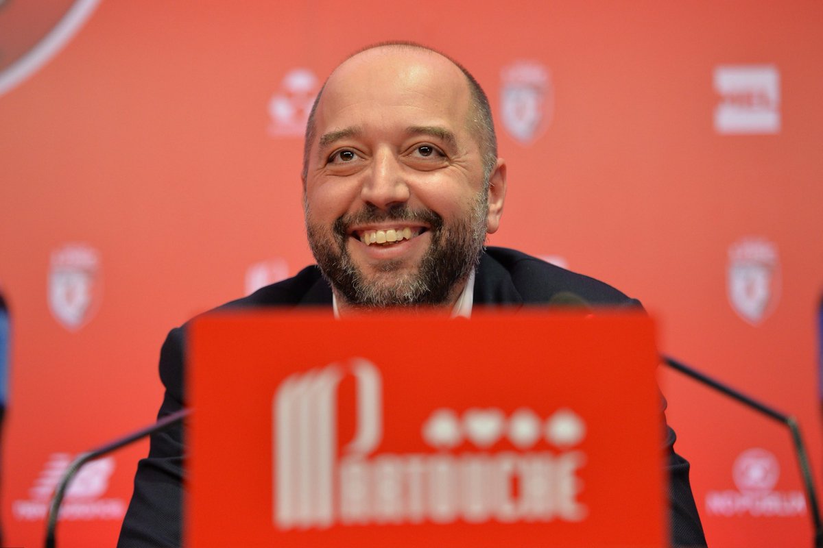 _BeFootball's tweet photo. 🚨 𝗚𝗘́𝗥𝗔𝗥𝗗 𝗟𝗢𝗣𝗘𝗭 🇱🇺 𝗔 𝗘𝗨 𝗗𝗘𝗦 𝗣𝗥𝗔𝗧𝗜𝗤𝗨𝗘𝗦 𝗧𝗥𝗘̀𝗦 𝗦𝗨𝗥𝗣𝗥𝗘𝗡𝗔𝗡𝗧𝗘𝗦 𝗔𝗨 𝗟𝗢𝗦𝗖 🤨

À son arrivée à Lille en 2017, il a signé un contrat de scouting avec le CS Fola Esch (🇱🇺), son ancien club.

𝗦𝗨𝗥𝗣𝗥𝗘𝗡𝗔𝗡𝗧 : le club luxembourgeois n’a pourtant pas la réputation d’être reconnu à l’international sur le marché des joueurs. 🤷‍♂️ 

𝗥𝗘́𝗦𝗨𝗟𝗧𝗔𝗧 : le LOSC a versé 1,2 million d’euros hors taxes au club de cœur de Gérard Lopez. 😳

👉 Le contrat indiquait : « par le présent contrat, 𝗹𝗲𝘀 𝗽𝗮𝗿𝘁𝗶𝗲𝘀 𝗲𝗻𝘁𝗲𝗻𝗱𝗲𝗻𝘁 𝗽𝗿𝗼𝗺𝗼𝘂𝘃𝗼𝗶𝗿 𝗲𝘁 𝘃𝗮𝗹𝗼𝗿𝗶𝘀𝗲𝗿 𝗹𝗲𝘀 𝗷𝗼𝘂𝗲𝘂𝗿𝘀 𝗾𝘂𝗶 𝗰𝗼𝗺𝗽𝗼𝘀𝗲𝗻𝘁 𝗹𝗲𝘂𝗿𝘀 𝗲́𝗾𝘂𝗶𝗽𝗲𝘀 𝘀𝗽𝗼𝗿𝘁𝗶𝘃𝗲𝘀. 

Le CS Fola 𝗳𝗲𝗿𝗮 𝗻𝗼𝘁𝗮𝗺𝗺𝗲𝗻𝘁 𝗽𝗿𝗼𝗳𝗶𝘁𝗲𝗿 𝗹𝗲 𝗟𝗢𝗦𝗖 𝗱’𝘂𝗻𝗲 𝗽𝗿𝗲𝘀𝘁𝗮𝘁𝗶𝗼𝗻 𝗱𝗲 𝘀𝗰𝗼𝘂𝘁𝗶𝗻𝗴 𝗲𝘁 𝗱’𝘂𝗻 𝗱𝗿𝗼𝗶𝘁 𝗱𝗲 𝗽𝗿𝗶𝗼𝗿𝗶𝘁𝗲́ 𝘀𝘂𝗿 𝗹𝗲 𝗿𝗲𝗰𝗿𝘂𝘁𝗲𝗺𝗲𝗻𝘁 𝗱𝗲 𝘀𝗲𝘀 𝗷𝗼𝘂𝗲𝘂𝗿𝘀. En contrepartie, le LOSC prend un engagement financier au profit du CS Fola. »

… SAUF QU’AUCUN JOUEUR CE FAMEUX “CS FOLA” N’A INTÉGRÉ L’EFFECTIF PRO DU LOSC ENTRE 2017 et 2019. 🤨❌

👉 aucun joueur n’est arrivé ni parti entre  2017 et 2019 en équipe réserve. Même chose en U19.

Ça n’a pourtant pas empêché le club luxembourgeois de recevoir la somme de 1,2 million d’euros, 𝗼𝘂̀ 𝗟𝗼𝗽𝗲𝘇 𝗮𝘃𝗮𝗶𝘁 𝗽𝗹𝗮𝗰𝗲́ 𝘀𝗼𝗻 𝗮𝗺𝗶 𝗠𝗮𝘂𝗿𝗼 𝗠𝗮𝗿𝗶𝗮𝗻𝗶 𝗮̀ 𝗹𝗮 𝗽𝗿𝗲́𝘀𝗶𝗱𝗲𝗻𝗰𝗲. 🤑🤑

Selon un salarié de l’époque, le CS FOLA avait envoyé des joueurs au LOSC en test, mais ils n’avaient pas le niveau. 😅

Gerard Lopez considère de nouveau être la victime d’une « 𝘃𝗶𝗻𝗱𝗶𝗰𝘁𝗲 𝗽𝗲𝗿𝘀𝗼𝗻𝗻𝗲𝗹𝗹𝗲 » de la part du président du LOSC.

(@lequipe)