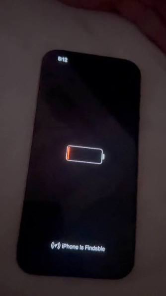 BiboOfficial's tweet photo. @smit11999 @Wizkid_Bangtann @justanodaboy @instablog9ja This is what and iPhone looks like that own too squared off and big https://t.co/Uq0COCx48Z