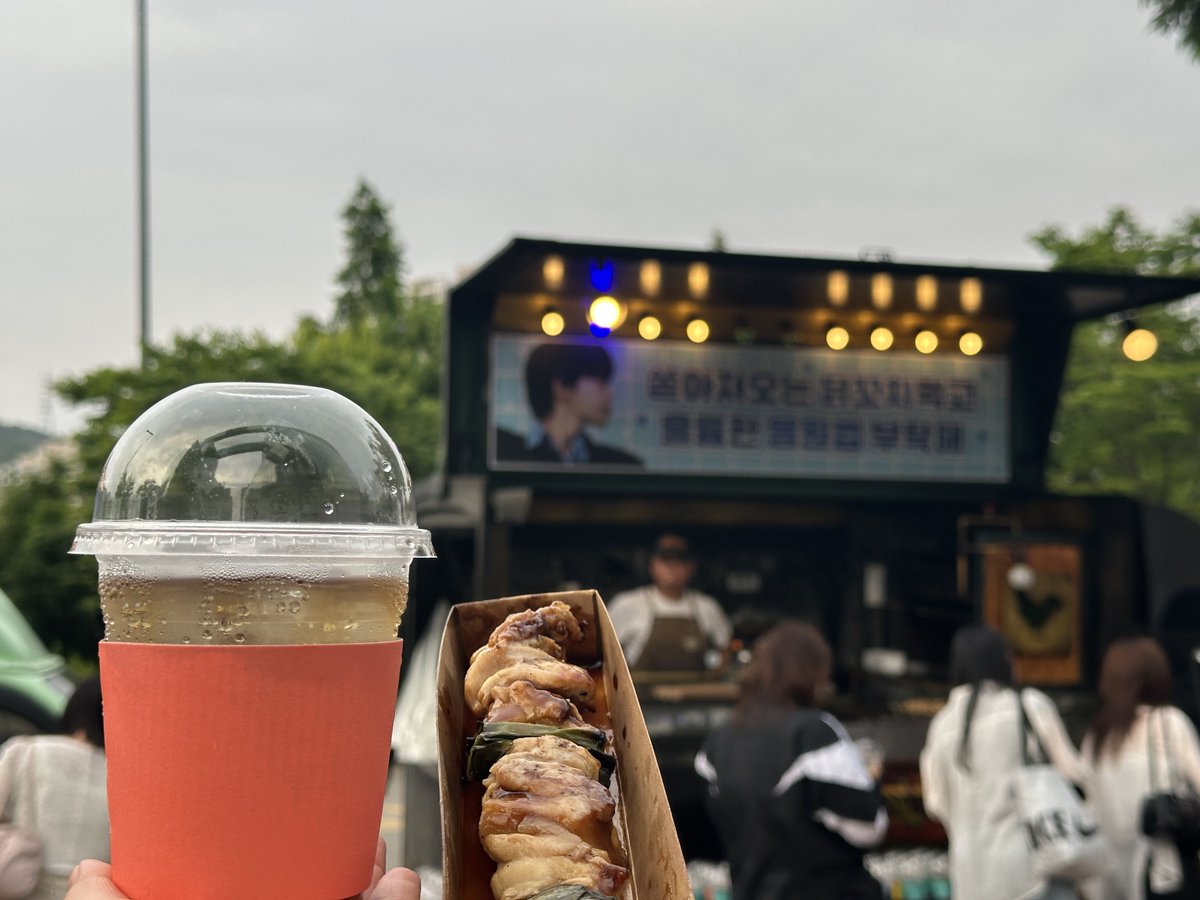 _iluvyoumore's tweet photo. 도영님 덕분에 맛봣는데 
닭꼬치 ㅈㅉ맛잇음 !!!!!💕💕 https://t.co/OIf5EBFjl6