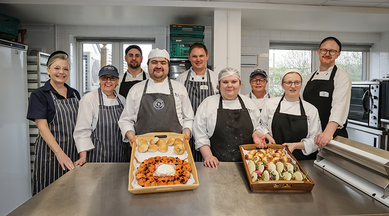 CLHNews's tweet image. Care South Chefs Run Baking Masterclass To Support Future Catering Talent In Dorset catererlicensee.com/care-south-che… #Catering #Chefs #FoodAndDrink