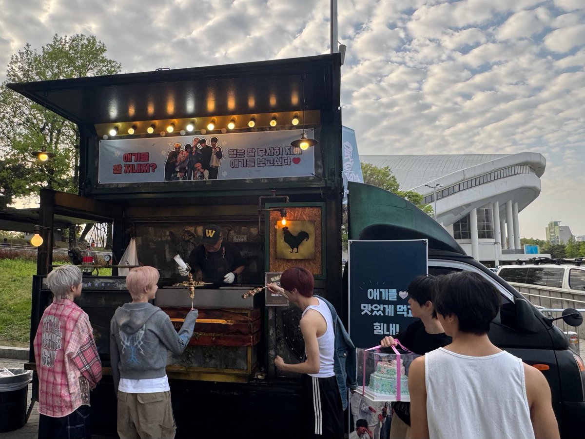 NCTDAOYlNG's tweet photo. Jaehee’s Weverse Post

“Thank you Doyoungie hyung~ 💚
It’s the most delicious chicken skewer I’ve ever eaten 🫶🏻👍🏻”

#DOYOUNG #도영 https://t.co/nfyiNhIj0Q