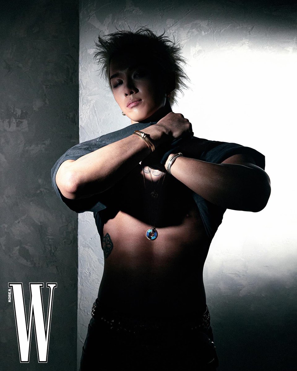 TheePopCore's tweet photo. TAEYANG looks smoking hot in Piaget as he graces the cover of W Korea. https://t.co/y6VsoyRAlr