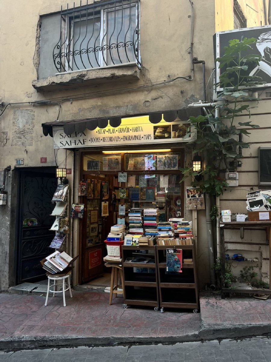 Kitap okumanın ve kitap satın almanın iki ayrı arzu olduğuna inanıyorum.