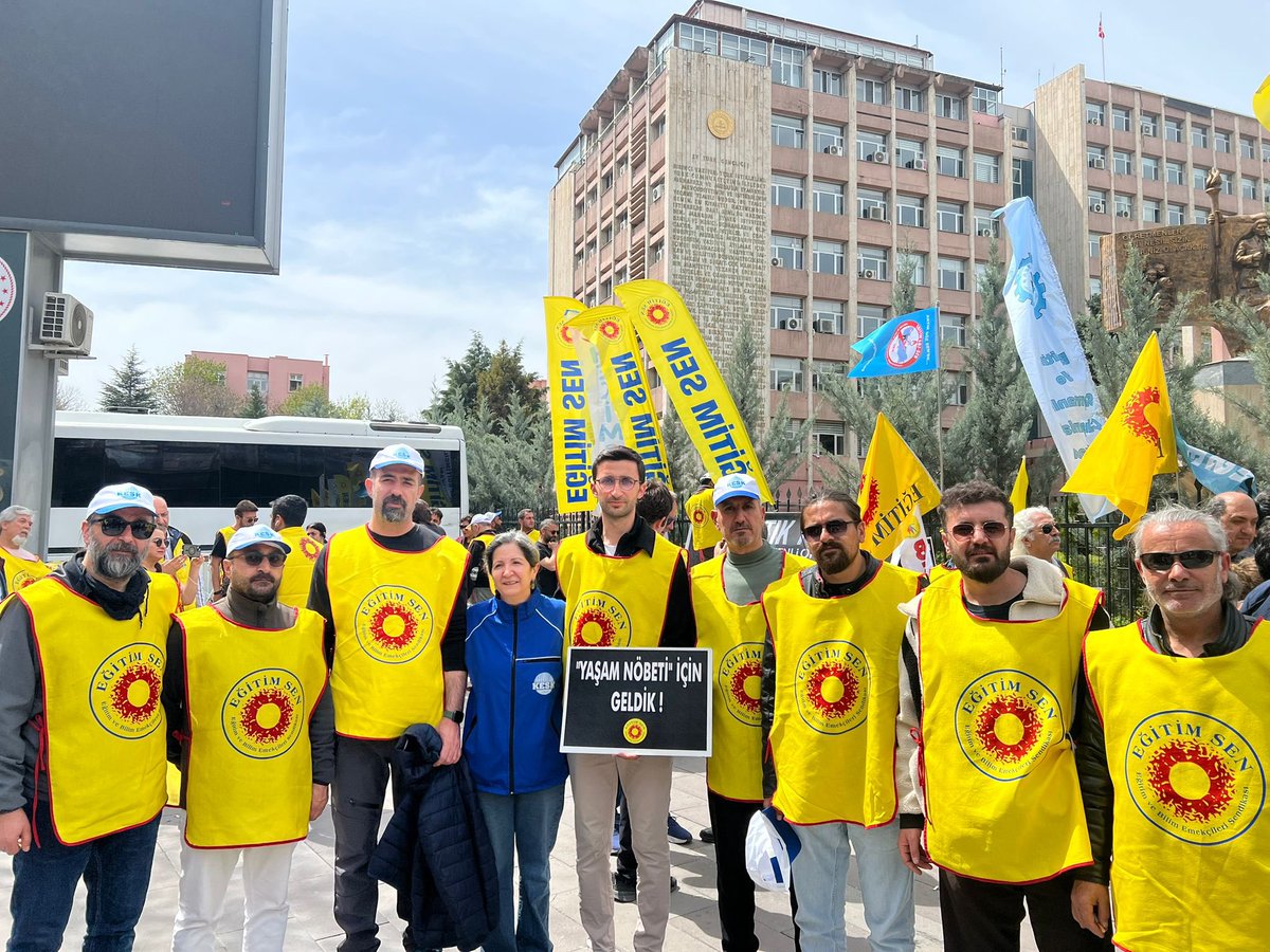 EgitimSenVan's tweet photo. Eğitim Sen Van Şubesi olarak Ankara’da Milli Eğitim Bakanlığı önünde sendikamız Eğitim Sen tarafından gerçekleştirilen Yaşam Nöbeti’ndeyiz.

#YönetemeyenBakanYusufTekinİstifa
#GüvenliOkulGüvenliGelecek
#EğitimdeŞiddeteHayır https://t.co/DqWT2pNzwh
