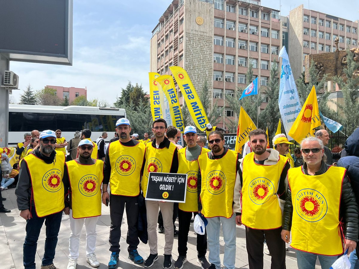 EgitimSenVan's tweet photo. Eğitim Sen Van Şubesi olarak Ankara’da Milli Eğitim Bakanlığı önünde sendikamız Eğitim Sen tarafından gerçekleştirilen Yaşam Nöbeti’ndeyiz.

#YönetemeyenBakanYusufTekinİstifa
#GüvenliOkulGüvenliGelecek
#EğitimdeŞiddeteHayır https://t.co/DqWT2pNzwh