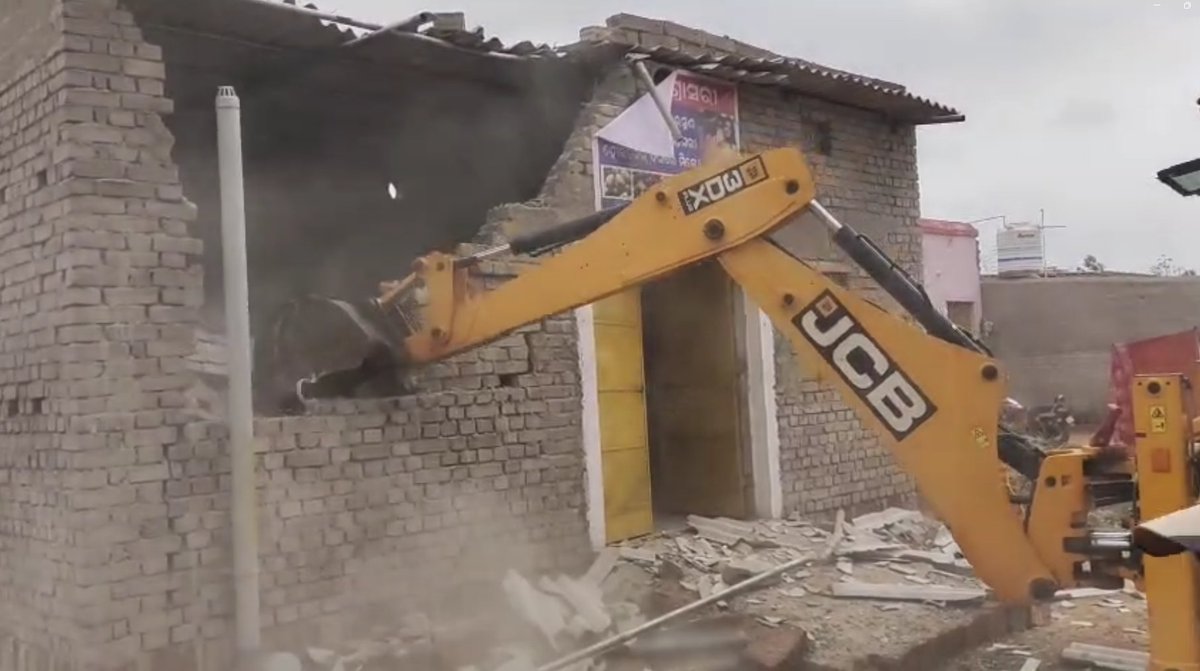 ETVBharatOD's tweet image. ▪️ଜବରଦଖଲକାରୀଙ୍କ ବିରୋଧରେ ବିଡିଏର ବଡ଼ ଆକ୍ସନ
▪️ଭରତପୁର ଶ୍ୟାମପୁର ମୌଜାରେ ଜବରଦଖଲ ଉଚ୍ଛେଦ କରୁଛି ବିଡିଏ
▪️ପ୍ରାୟ 68 ଏକର ଜମିରୁ ଜବରଦଖଲ ଉଚ୍ଛେଦ କରାଯାଉଥିବାର ସୂଚନା
#eviction #BDA #bharatpur #Shyampur #Bhubaneswar #ETVBharatOdisha