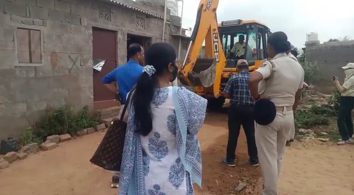 ETVBharatOD's tweet image. ▪️ଜବରଦଖଲକାରୀଙ୍କ ବିରୋଧରେ ବିଡିଏର ବଡ଼ ଆକ୍ସନ
▪️ଭରତପୁର ଶ୍ୟାମପୁର ମୌଜାରେ ଜବରଦଖଲ ଉଚ୍ଛେଦ କରୁଛି ବିଡିଏ
▪️ପ୍ରାୟ 68 ଏକର ଜମିରୁ ଜବରଦଖଲ ଉଚ୍ଛେଦ କରାଯାଉଥିବାର ସୂଚନା
#eviction #BDA #bharatpur #Shyampur #Bhubaneswar #ETVBharatOdisha