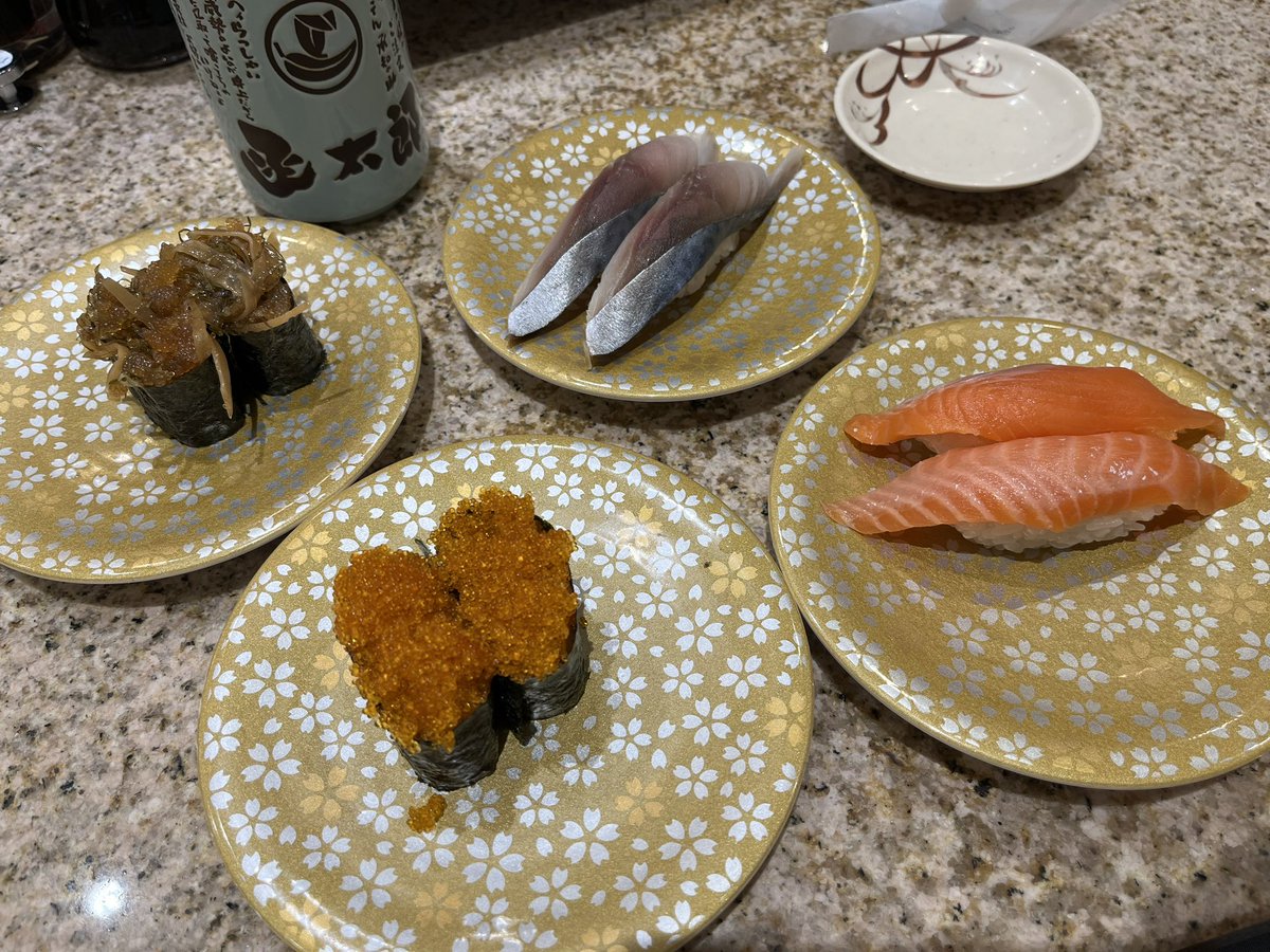 mene_holy's tweet photo. お寿司美味すぎた！！
芽ねぎは人生初、これも美味い！
#函太郎 https://t.co/r4SxKOq5A0