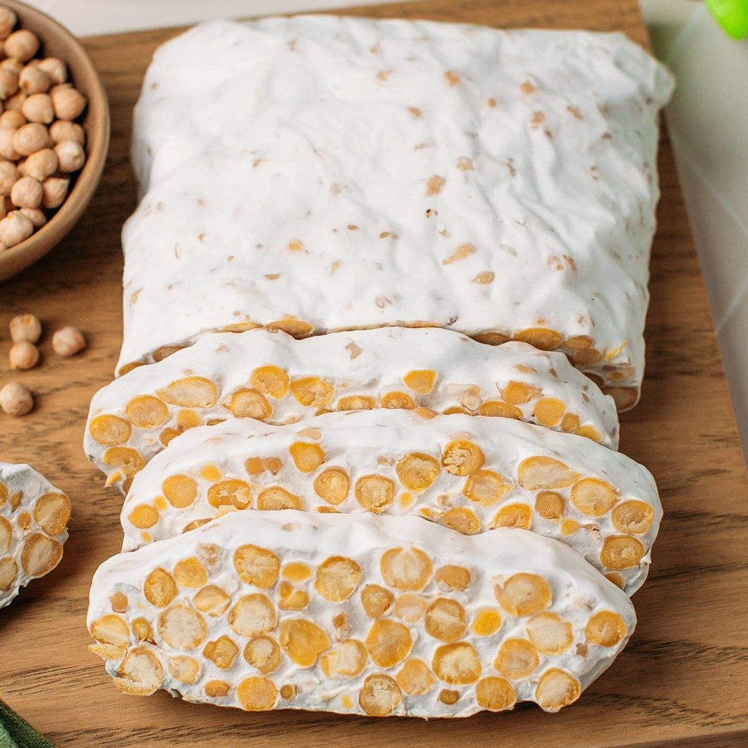 FullPlants's tweet photo. Make your own chickpea tempeh at home with just 3 ingredients and basic equipment! This soy-free tempeh ferments into a firm, sliceable cake with a mild mushroomy taste and zero bitterness. Use it in stir-fries, soups, sandwiches, and more!
https://t.co/PW5d9S2JXe https://t.co/tsYkU2iK4A