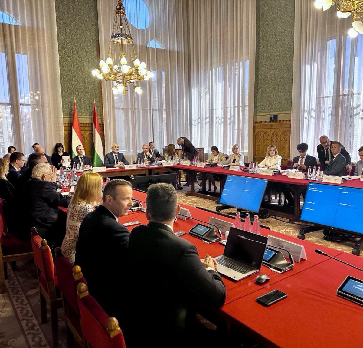 Toroczkai László tweet media