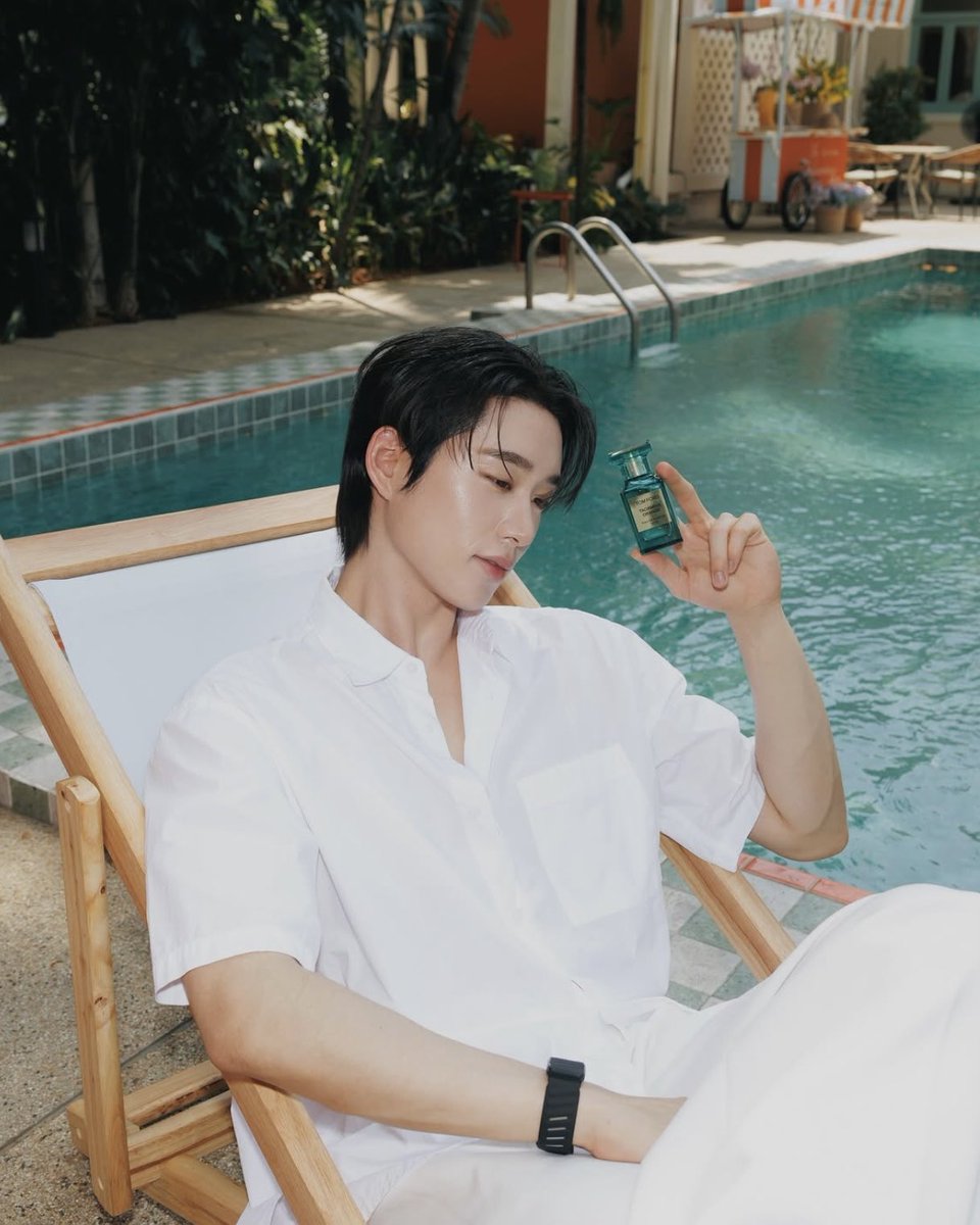 bommarna's tweet photo. กลิ่นนี้หอมมากนะ น้องเอส
เหมาะกับอะไรสีฟ้าๆๆ
#est_rvp
#TOMFORDBEAUTY #TFTAORMINAORANGE #TFSOLEIL https://t.co/ZRrL31BhQT