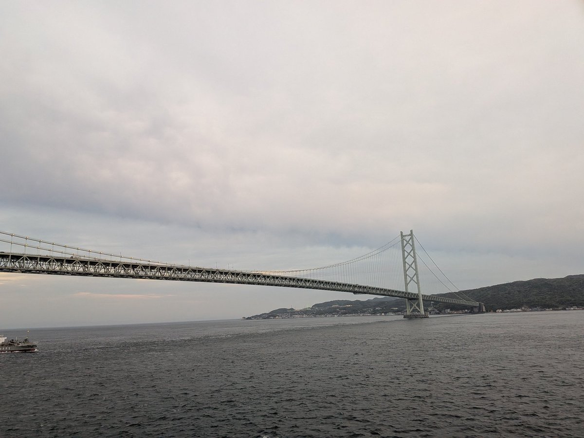 itamoto's tweet photo. フェリーが明石海峡大橋通過！
スターリンクっぽいものがある https://t.co/li4xsOaDXE