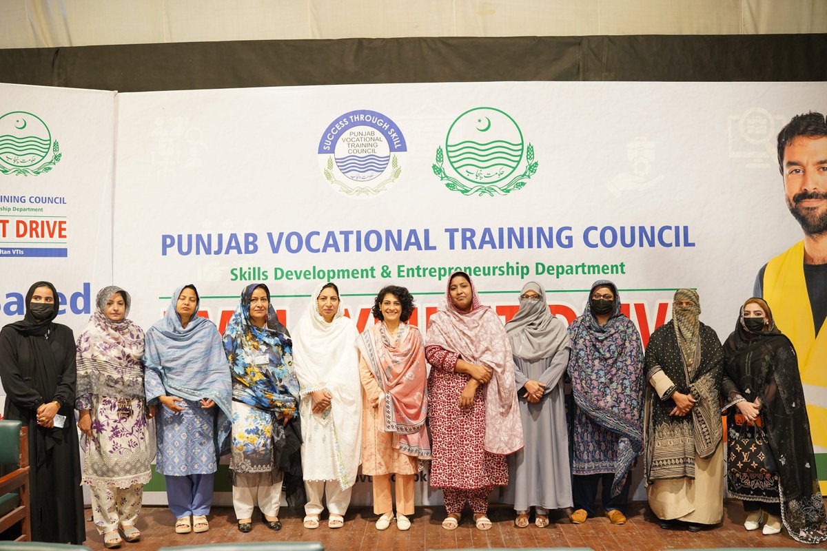 PVTC_Official's tweet image. MD @PVTC_Official Ms. Samia Saleem emphasized bridging skills with industry demand.

MD #PVTC was presented with honorary shield from Ms. Farah Saqib Pr.  Women Chamber Multan.

A powerful initiative shaping a Skilled Punjab 🇵🇰

#SkillsDevelopment #TVET #Multan
4/4