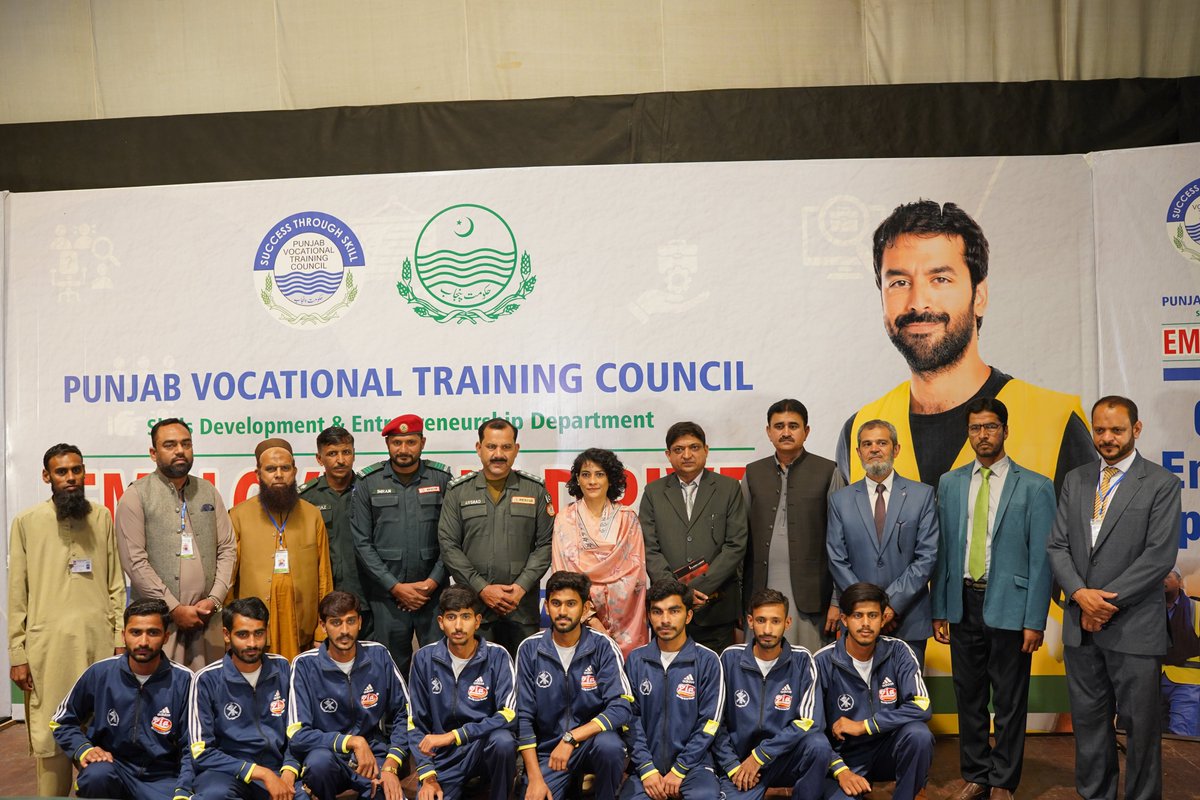 PVTC_Official's tweet image. MD @PVTC_Official Ms. Samia Saleem emphasized bridging skills with industry demand.

MD #PVTC was presented with honorary shield from Ms. Farah Saqib Pr.  Women Chamber Multan.

A powerful initiative shaping a Skilled Punjab 🇵🇰

#SkillsDevelopment #TVET #Multan
4/4