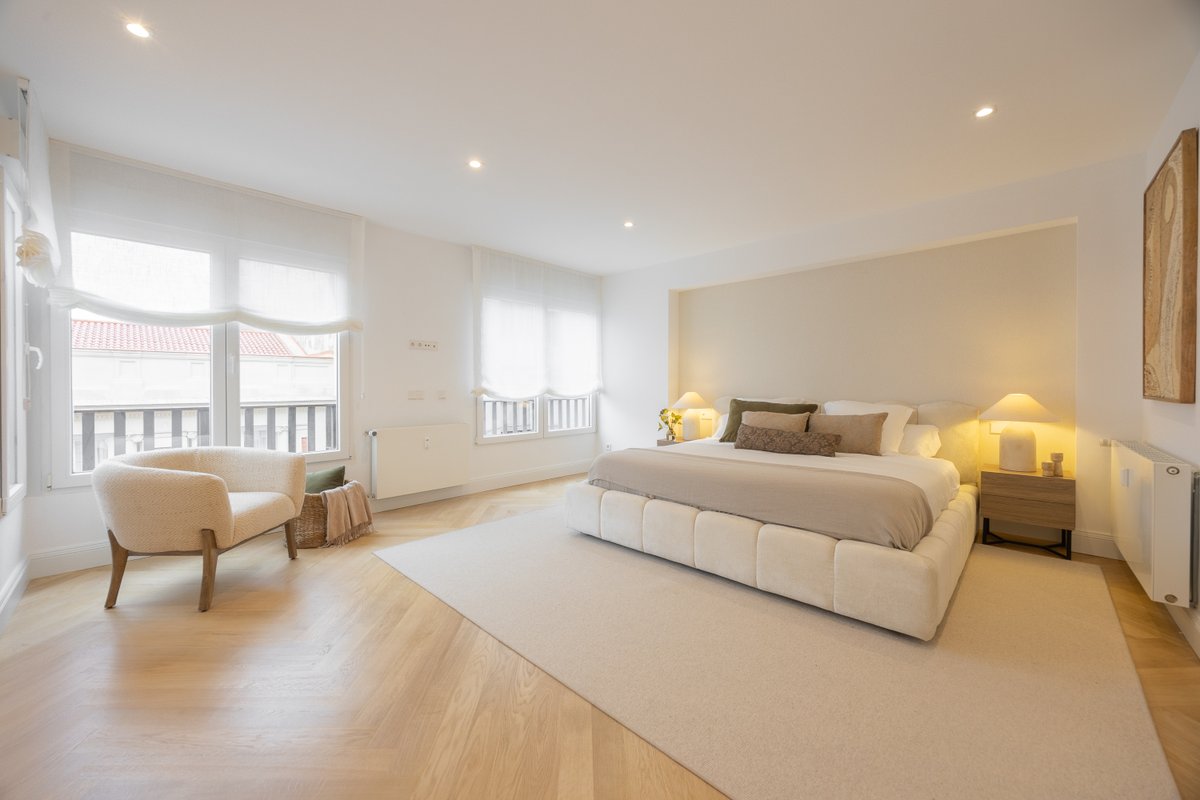 Este estupendo piso se encuentra a la venta en el barrio de #Recoletos. Dispone de 200 m2, 3 dormitorios, 3 baños, trastero y garaje goo.su/OeNJgu. Haz clic en el enlace para más información #realestate #lujo #EstateOneVivienda