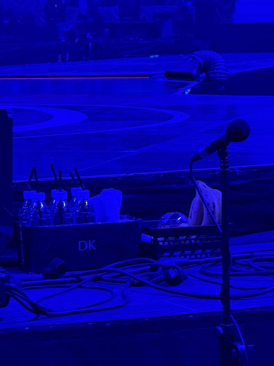 dokyeom's water bottles and banana snacks on stage 😭