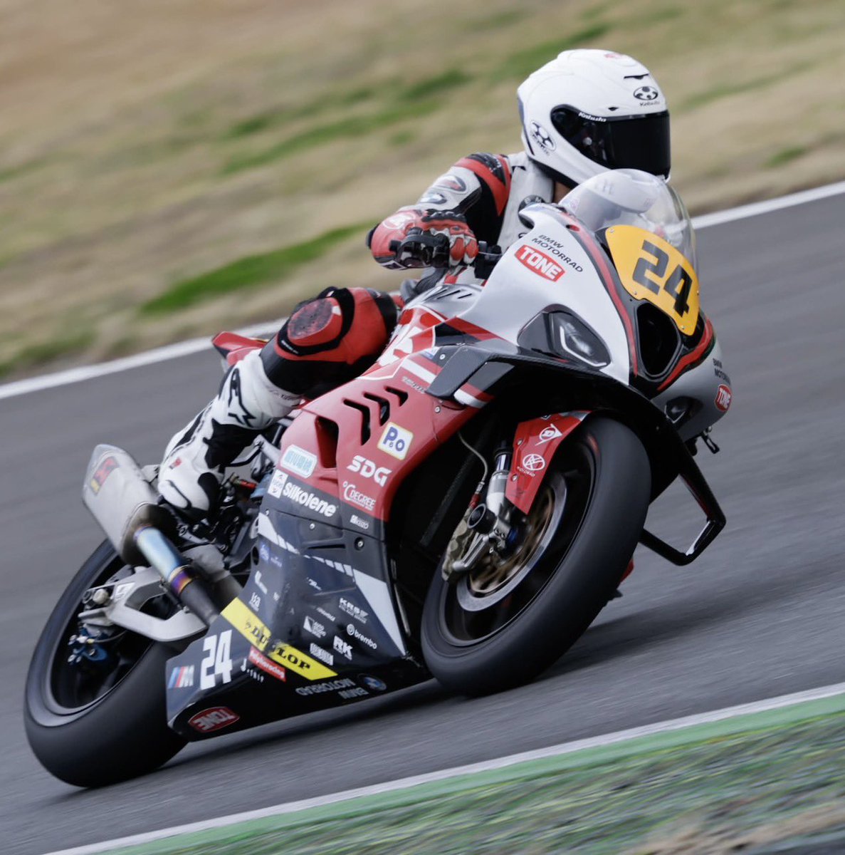 ainosuke__18's tweet image. テスト2日目！
徐々にタイムは上がってきたのですが　　3コーナーで転倒してしまいました
次はレースウィークなので気持ちを切り替えて頑張ります！
#tonetool
#工具
#madeinjapan
#bmwmotorrad
#シルコリン
#Kabuto
#peo
#大塚製薬
#DERIGNO
#ボディメンテ 
#mattera81
#阿波とくしま観光大使