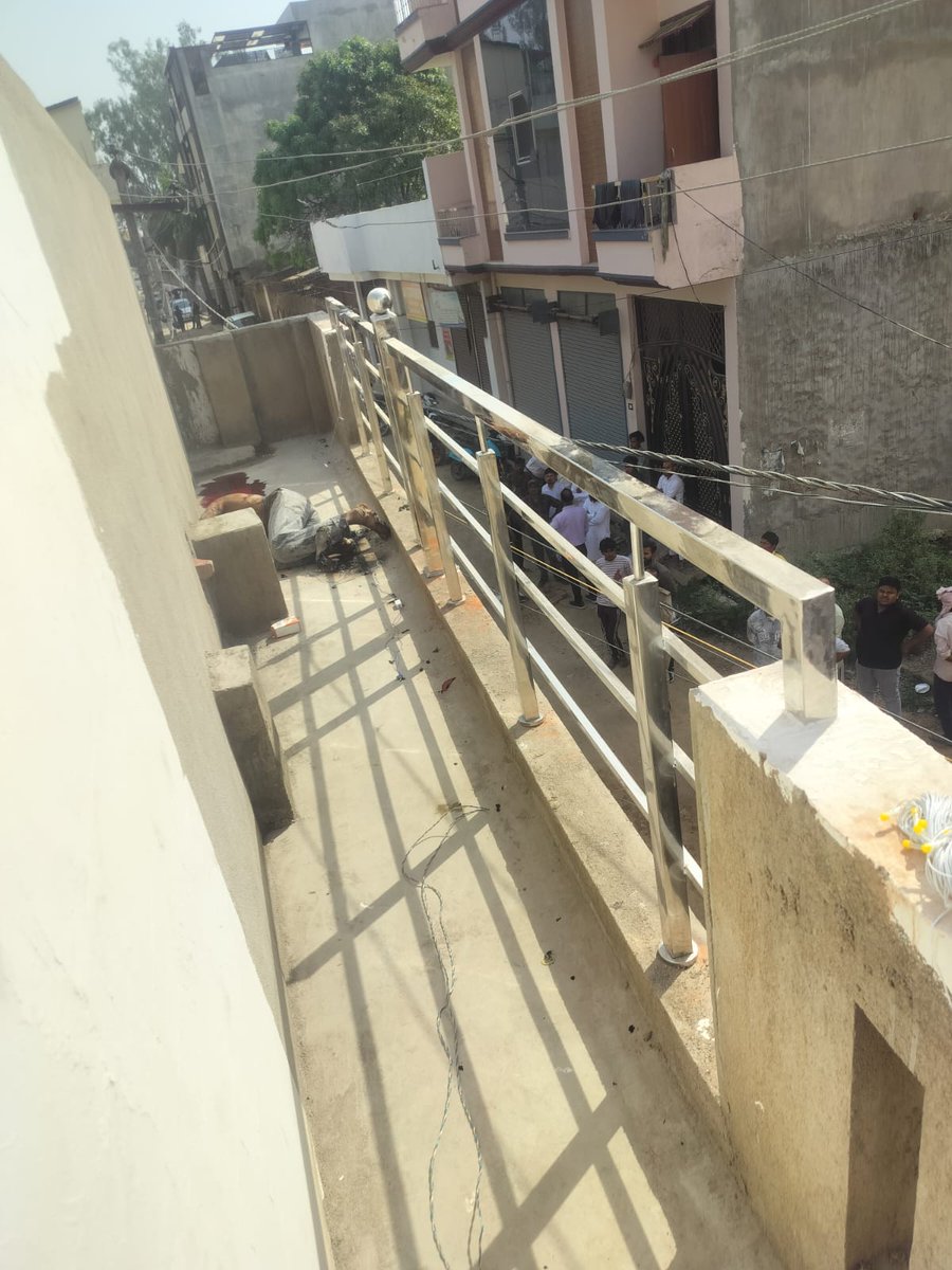 लखनऊ--दुबग्गा में 11,000 वोल्ट लाइन की चपेट में आने से युवक  की मौत. इज्जतनगर में नोबल पब्लिक स्कूल के पीछे एक दर्दनाक हादसा सामने आया है. यहां 11,000 वोल्ट की हाईटेंशन लाइन की चपेट में आने से सोहेल नमक करीब 24 वर्षीय युवक की मौके पर ही मौत हो गई.. ll