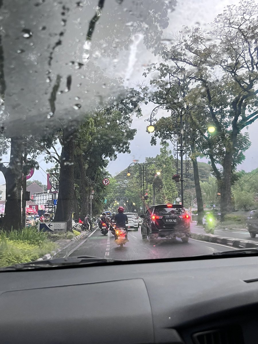ucanplaywimi's tweet photo. tiba tiba bandung? https://t.co/s0bjlLahvK