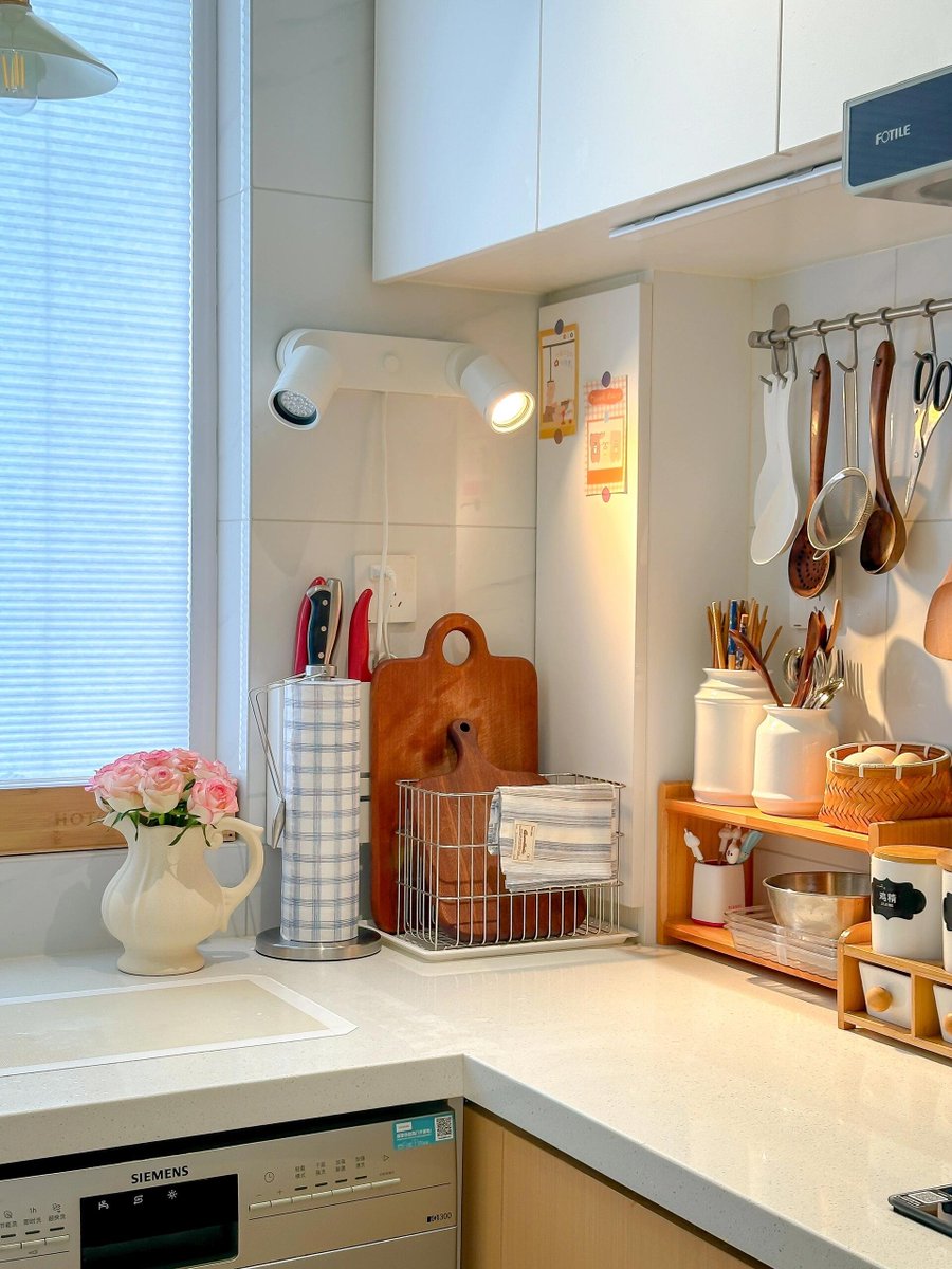 Felpss_q's tweet image. "Sorting old stuff Keep what sparks joy, donate what doesn’t. Small steps, big clutter win! "