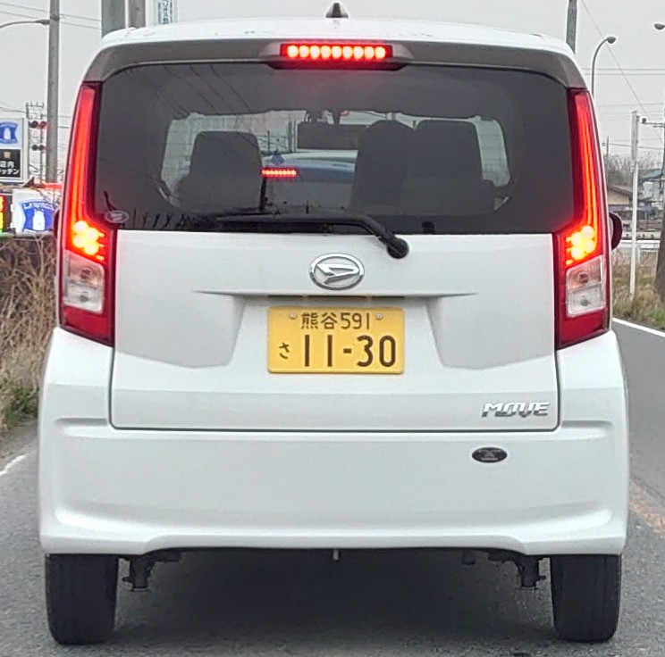 road80244291's tweet photo. 新社会人はまだ車通勤に慣れていないと思うけどこの車には注意。埼玉北部毎朝、猛スピードで走って前に追い付くと煽り倒す。前の信号が赤になればコンビニワープをする女性ドライバー https://t.co/xuV7Zk52pX