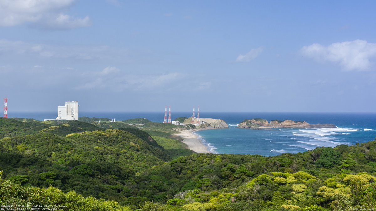 makkisse999's tweet image. 4月17日 15:37~15:56　H3ロケット用LE-9認定型エンジン燃焼試験 (type2 第3回)　ロケットの丘展望所より撮影。晴れて良い天気、風は南東から。新しい緑が綺麗な季節。燃焼試験の噴煙は風に押し戻され整備組立棟が隠れる。試験開始15:52頃～、燃焼時間は約245秒。#燃焼試験 #JAXA #種子島宇宙センター