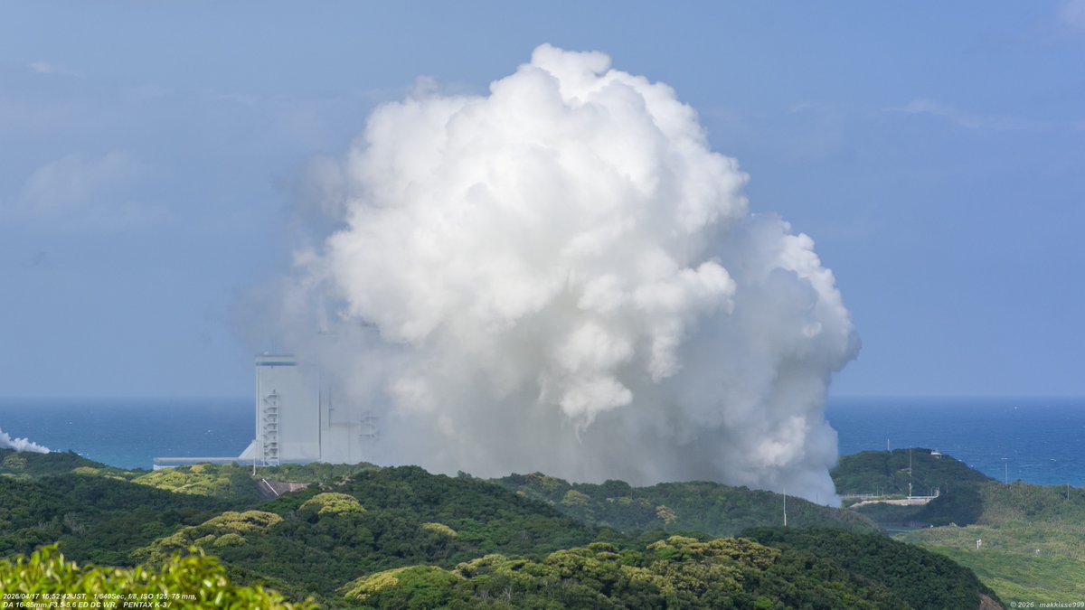 makkisse999's tweet image. 4月17日 15:37~15:56　H3ロケット用LE-9認定型エンジン燃焼試験 (type2 第3回)　ロケットの丘展望所より撮影。晴れて良い天気、風は南東から。新しい緑が綺麗な季節。燃焼試験の噴煙は風に押し戻され整備組立棟が隠れる。試験開始15:52頃～、燃焼時間は約245秒。#燃焼試験 #JAXA #種子島宇宙センター