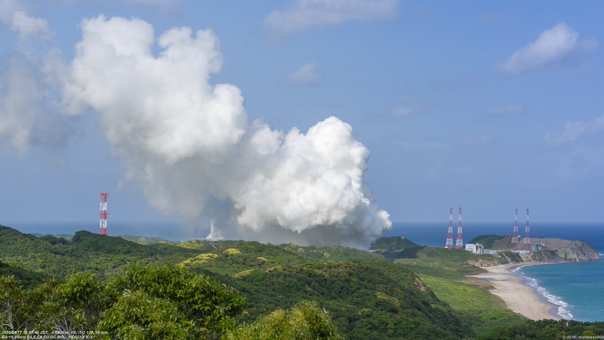 makkisse999's tweet image. 4月17日 15:37~15:56　H3ロケット用LE-9認定型エンジン燃焼試験 (type2 第3回)　ロケットの丘展望所より撮影。晴れて良い天気、風は南東から。新しい緑が綺麗な季節。燃焼試験の噴煙は風に押し戻され整備組立棟が隠れる。試験開始15:52頃～、燃焼時間は約245秒。#燃焼試験 #JAXA #種子島宇宙センター