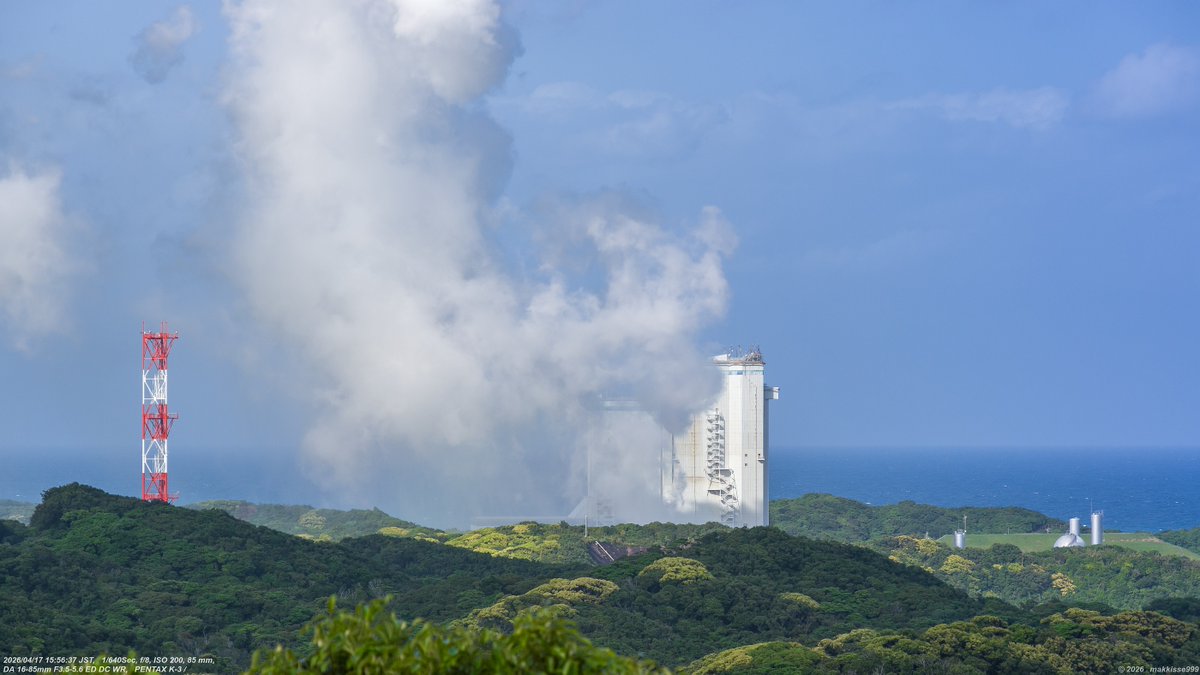 makkisse999's tweet image. 4月17日 15:37~15:56　H3ロケット用LE-9認定型エンジン燃焼試験 (type2 第3回)　ロケットの丘展望所より撮影。晴れて良い天気、風は南東から。新しい緑が綺麗な季節。燃焼試験の噴煙は風に押し戻され整備組立棟が隠れる。試験開始15:52頃～、燃焼時間は約245秒。#燃焼試験 #JAXA #種子島宇宙センター