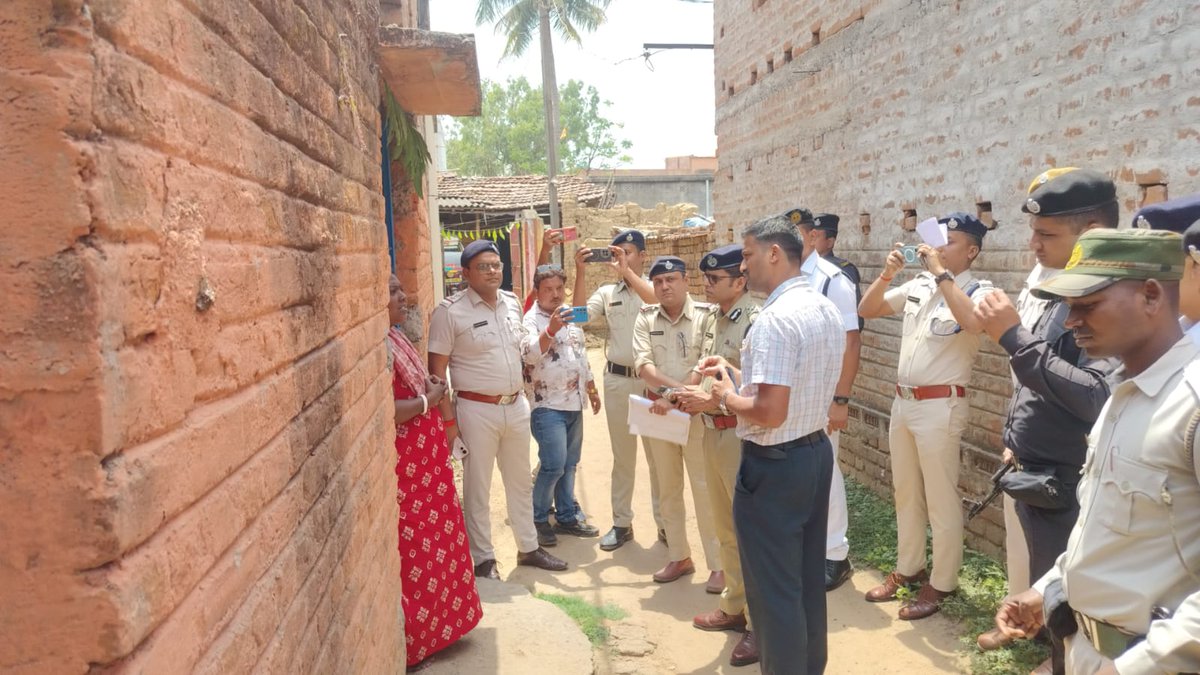 sveepelection's tweet photo. DEO Paschim Bardhaman sir along with SP Paschim Bardhaman Sir participated in confidence building measures and interacted with the local residents in presence of CAPF Personnel &amp; State Police at the vulnerable areas under Paschim Bardhaman district 
@CEOWestBengal 
@ECISVEEP https://t.co/YTGQcNfFiO