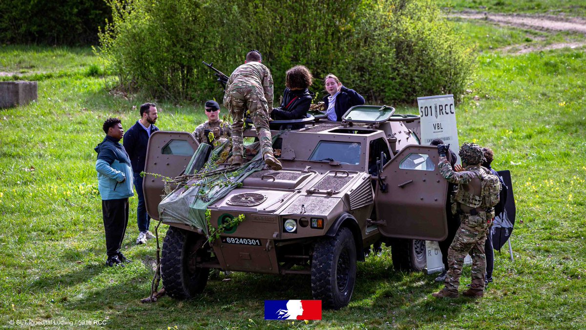 DSNJeunesse's tweet photo. 🫡 Jeudi 16 avril, les élèves de la classe défense de Trappes ont vécu une immersion au 501e RCC à Mourmelon : découverte des missions, des blindés et échanges avec les militaires autour d’un déjeuner en rations.
🇫🇷 Puis direction Berry-au-Bac pour commémorer les chars de 1916. https://t.co/Vz80ZVTfkE