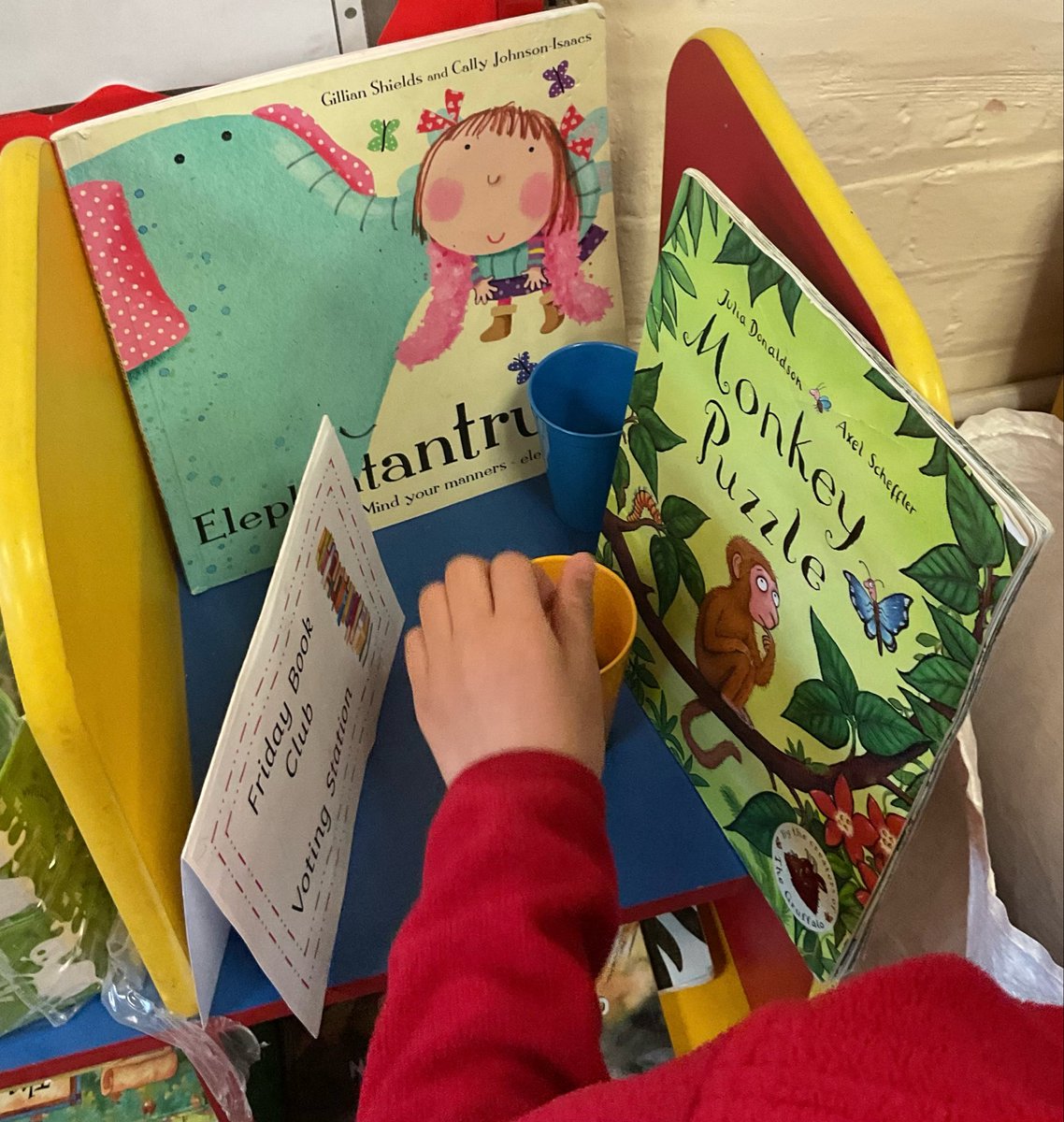 HarworthOffice's tweet image. Snowy Owls Friday Book Club is back! Every Friday we vote for our favourite book, count the votes and enjoy a story together! #welovereading #amazeachieveaspire