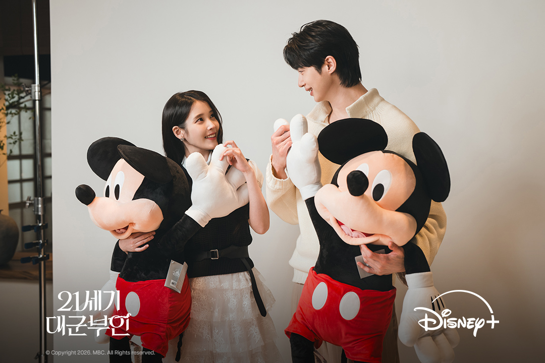 DisneyPlusKR's tweet image. 서로 달랐던 두 사람 사이,
같은 마음이 시작됐다

&amp;lt;21세기 대군부인&amp;gt; 디즈니+에서 지금 스트리밍 중 

#21세기대군부인 #PerfectCrown
#디즈니플러스 #DisneyPlusKR