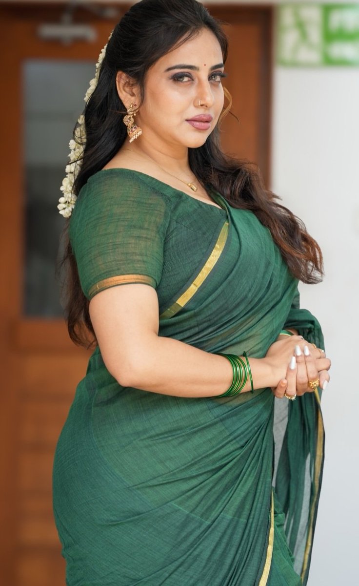 Sneha_2406's tweet photo. Mallu Beauty in Saree 😋- Anna Rajan https://t.co/QLquanBoMR