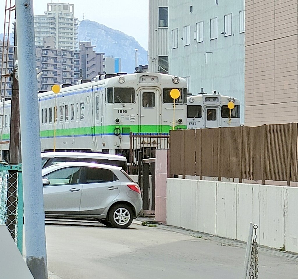 KIHA40_101's tweet photo. 所要で北大から自転車で苗穂へ行き、いつもの裏手に行ったらキハ４０(北海道色、急行宗谷色)が見えたので、最後くらいは挨拶しにこっちに来てくださいね!…と念じたら…。。。 https://t.co/g86OYljKdB
