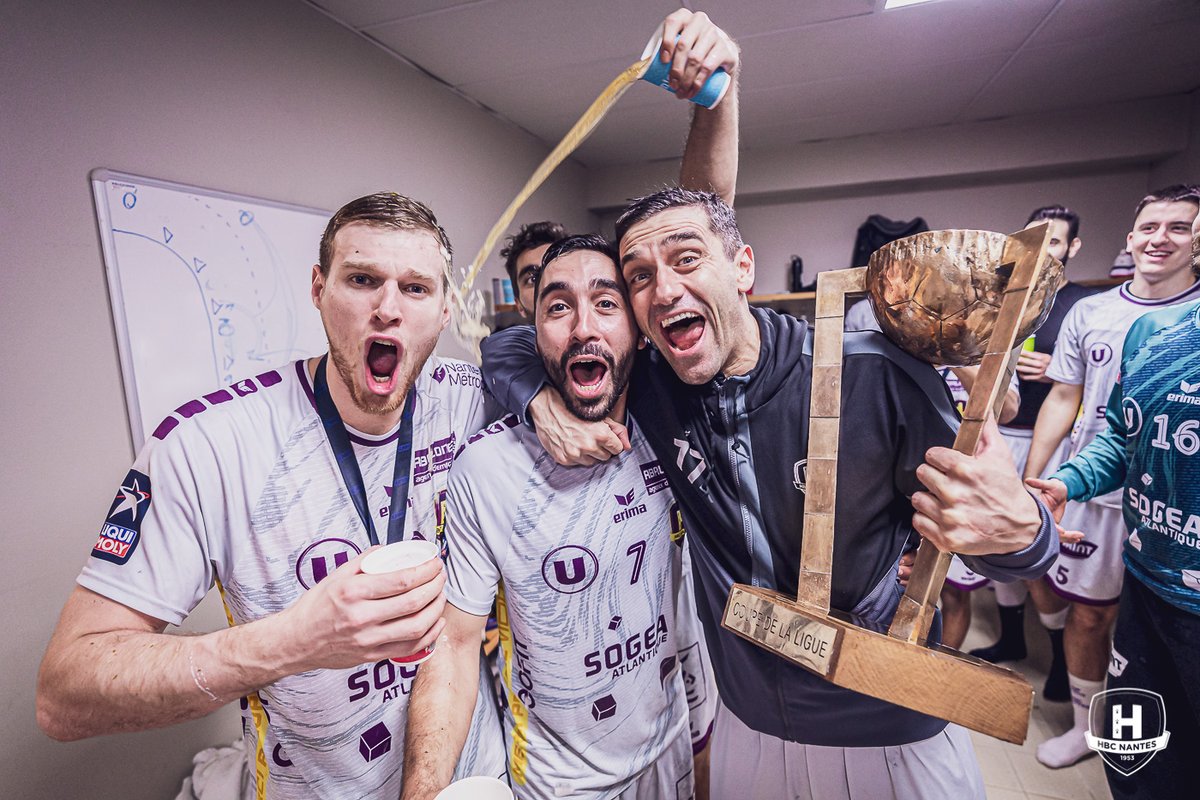 HBCNantes's tweet photo. 🔙 𝐒𝐚𝐢𝐬𝐨𝐧 𝟐𝟎𝟐𝟏-𝟐𝟎𝟐𝟐 :

Après une Saga XXL à 3 matchs, le HBC Nantes remporte la dernière Coupe de la Ligue.

🏆 C'est le premier trophée soulevé par Valero en tant que capitaine du "H", avant de vivre quelques mois plus tard, la finale de Coupe de France à Bercy (perdue face au PSG).

📈 Valero est pour la 3èmeannée consécutive top 5 des meilleurs buteurs en LNH.

#ValeroLeyendaRivera 🟣🇪🇸
𝘊𝘳𝘦́𝘥𝘪𝘵 𝘗𝘩𝘰𝘵𝘰 : 𝘏𝘉𝘊 𝘕𝘢𝘯𝘵𝘦𝘴