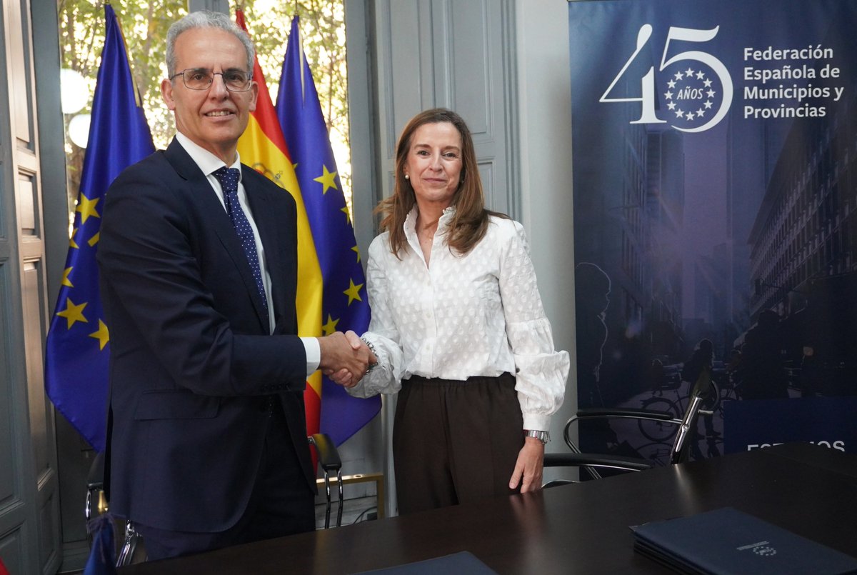 fempcomunica's tweet photo. ♻️La #FEMP y @ecoembes renuevan su alianza para impulsar la economía circular y la formación técnica en los municipios españoles.

📝El #convenio entre ambas entidades fortalece un marco de colaboración activo desde 2012, centrado en el acompañamiento técnico, la formación municipal y el desarrollo de estrategias locales de #economíacircular.

📢“Los avances consolidados y los resultados obtenidos a lo largo de este tiempo confirman que esta alianza que renovamos hoy nos lleva por el camino correcto y que las actividades formativas, las de difusión y todas las actuaciones previstas son instrumentos plenamente eficaces en este recorrido”, explicó el secretario general @luismsicluna.