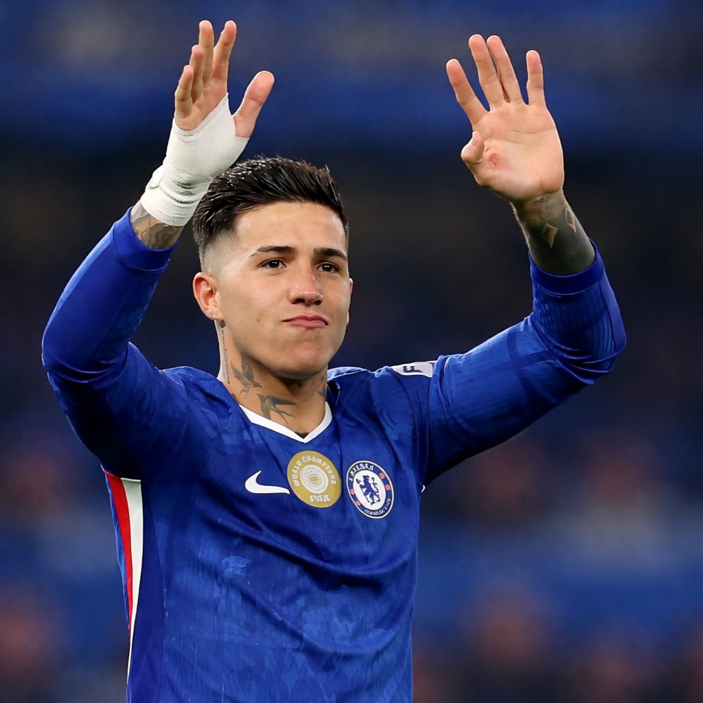 PRIME_SPORTS_UK's tweet photo. 🚨 𝗕𝗥𝗘𝗔𝗞𝗜𝗡𝗚: Chelsea have drawn a clear line — only a massive offer, close to the Eden Hazard record sale (up to £130m), would even open the door for Enzo Fernández to leave.

The valuation reflects his importance to the squad and the club’s need to stay protected under FFP rules. 🔵