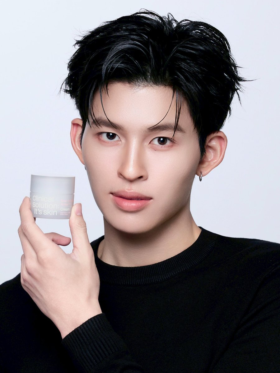 aint nobody looking at those damn products😭 THEY ARE SELLING FACE CARD