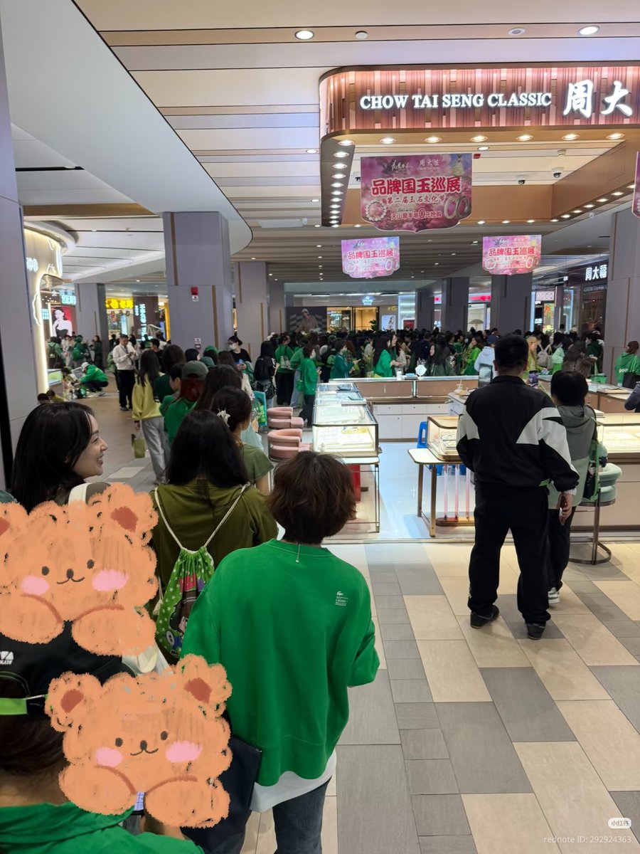 envyofyibo's tweet photo. Massive crowds of Wang Yibo fans #MTJJ gathered at the two different locations of fan events held by Yibo fanclubs in Shanghai today 😎🔥

#WangYibo #YIBO85 #85Racing https://t.co/FagdtUfR50