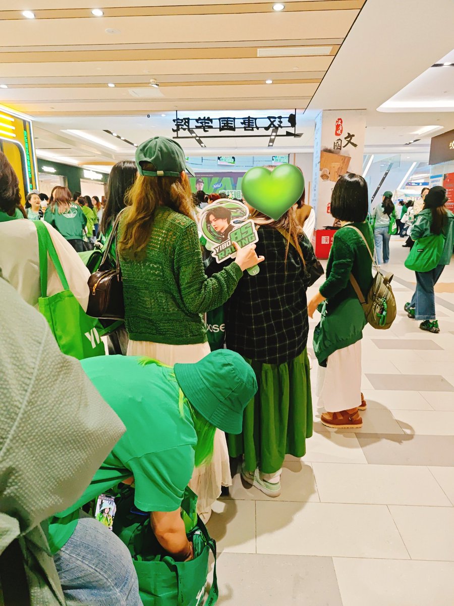 envyofyibo's tweet photo. Massive crowds of Wang Yibo fans #MTJJ gathered at the two different locations of fan events held by Yibo fanclubs in Shanghai today 😎🔥

#WangYibo #YIBO85 #85Racing https://t.co/FagdtUfR50