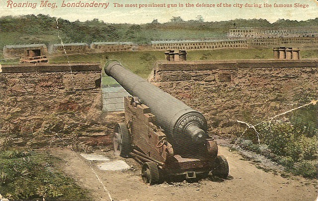 _quincey's tweet photo. #OTD 18 April 1689, ‘No surrender’ is heard for the first time from the walls of Londonderry. King James demanded submission. In return he was greeted with the famous cry, and against Lundy’s orders, weapons were discharged. Cannon Roaring Meg killed one of James aides https://t.co/EEJEWmgixa