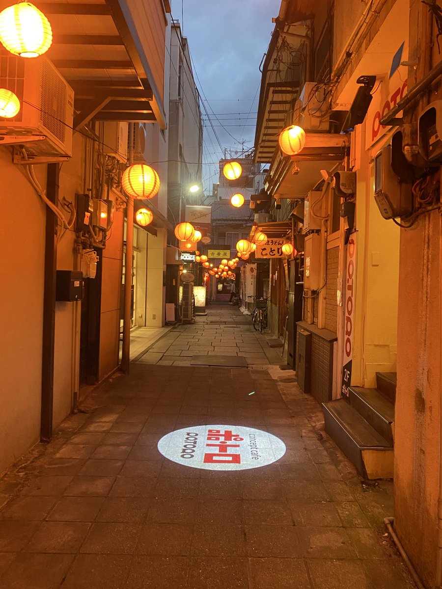 鍋焼きうどんのアサヒ・ことりが
ある通りがこんなになってるとこ
初めて見た(*´꒳`*)

銀天街の路地裏がんばっとるなぁ
#松山市